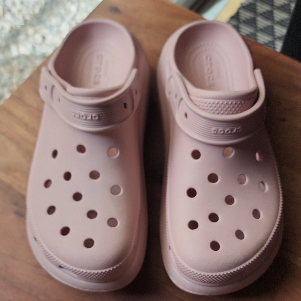 CROCS - Light Pink Platforms